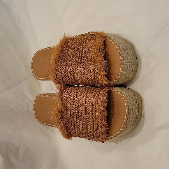 Beach Platform Slides - Picture 3 of 9